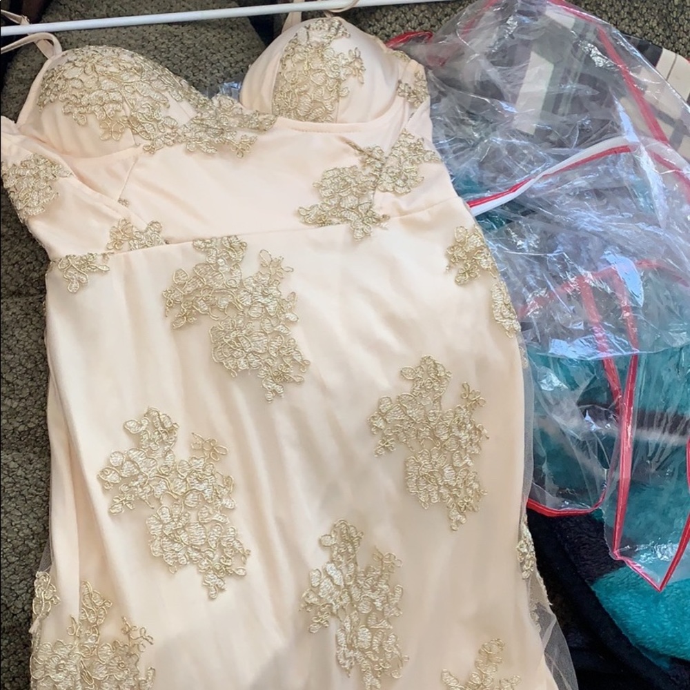 Dresses - Picture 2 of 8